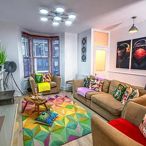  Holiday home 3 - Bedroom Townhouse In With Parking United Kingdom